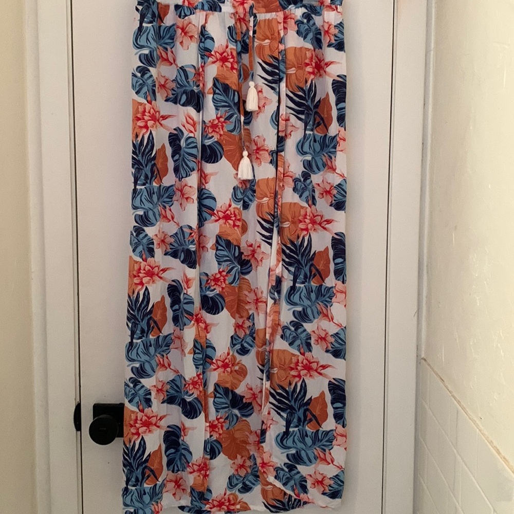 ROXY Beach skirt/coverup. Blue, Pink, Peach flowy open skirt. Size Large